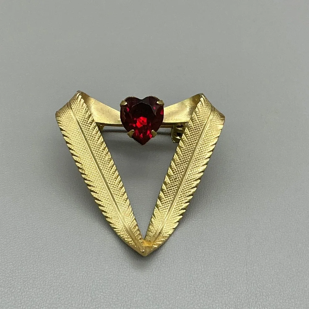 Heart Brooch Women Gold Red Rhinestone Textured V-Shape Ribbon Vintage Pin